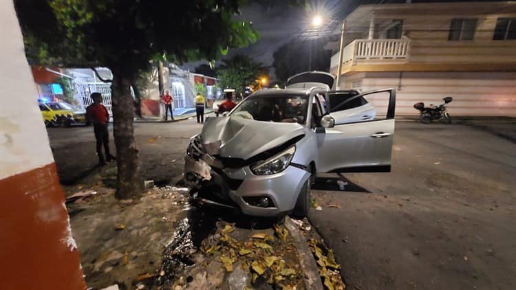 Conductor estampa su camioneta contra casa en Veracruz, luego huye