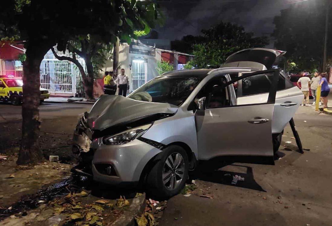 Conductor estampa su camioneta contra casa en Veracruz, luego huye