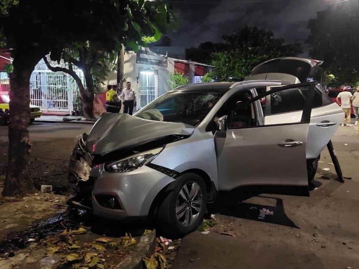 Conductor estampa su camioneta contra casa en Veracruz, luego huye