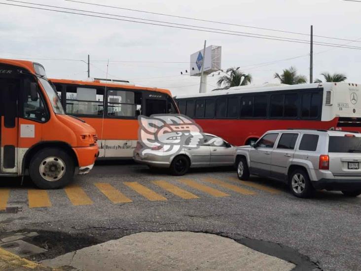 Caos en cruceros de la avenida Universidad por falla en semáforos