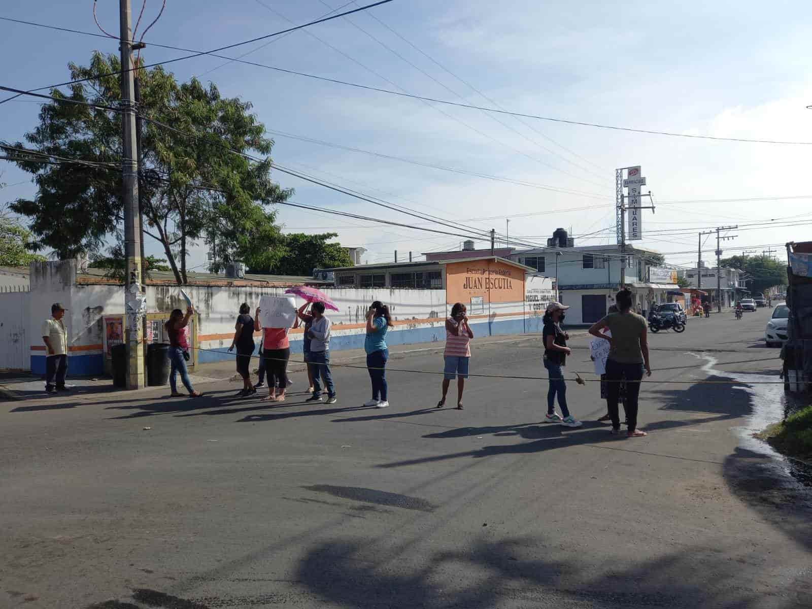 Se manifiestan padres en escuela de Veracruz; ha sido saqueada siete veces (+Video)