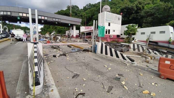 Tráiler sin frenos impacta caseta en la Autopista del Sol; muere empleado