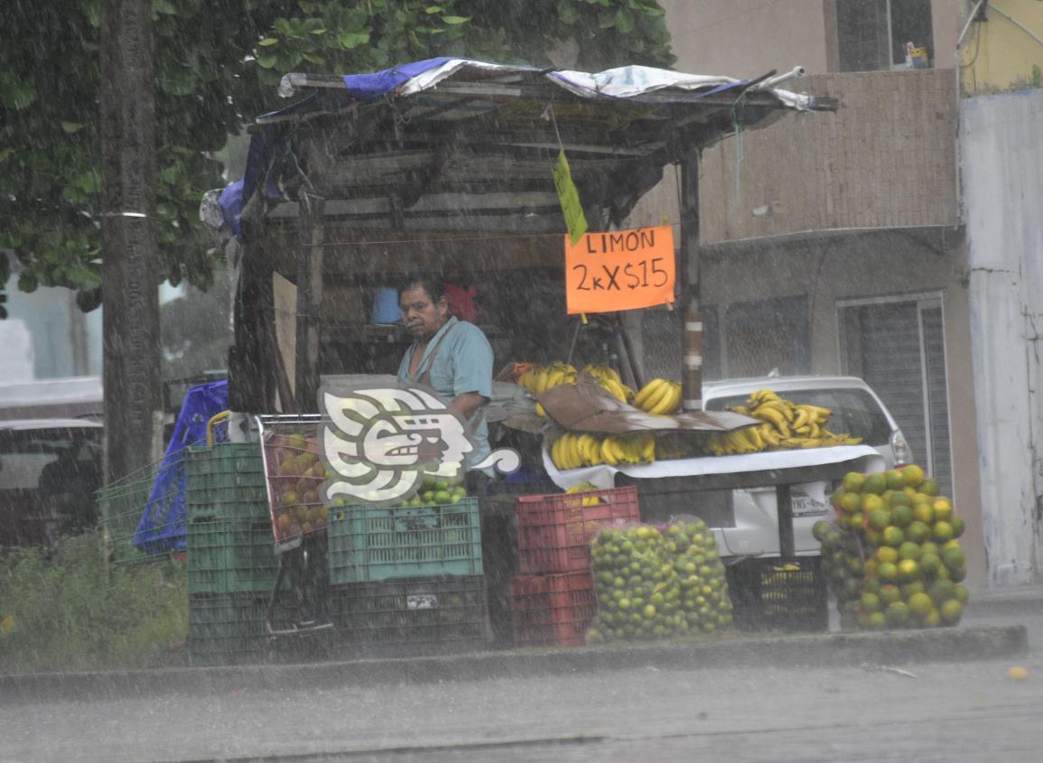 Se aleja ‘Karl’ de Coatza, pero dejará fuertes lluvias: SPC (+video)