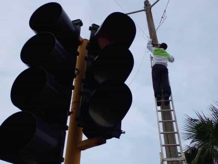 Reparan semáforos dañados por la lluvia en Coatzacoalcos