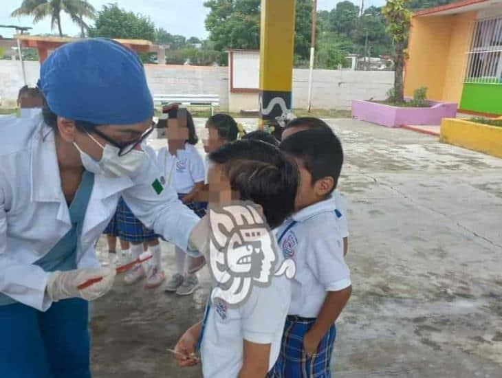 Atienden salud bucal en jardín de niños de Villa Cuichapa