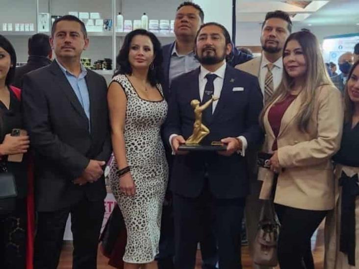 Recibe veracruzano premio internacional de medicina estética en la CDMX