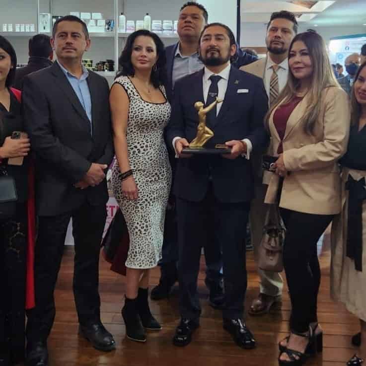 Recibe veracruzano premio internacional de medicina estética en la CDMX