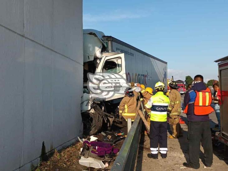 Tráiler se sale de la autopista Córdoba-Veracruz y choca contra puente, muere operador