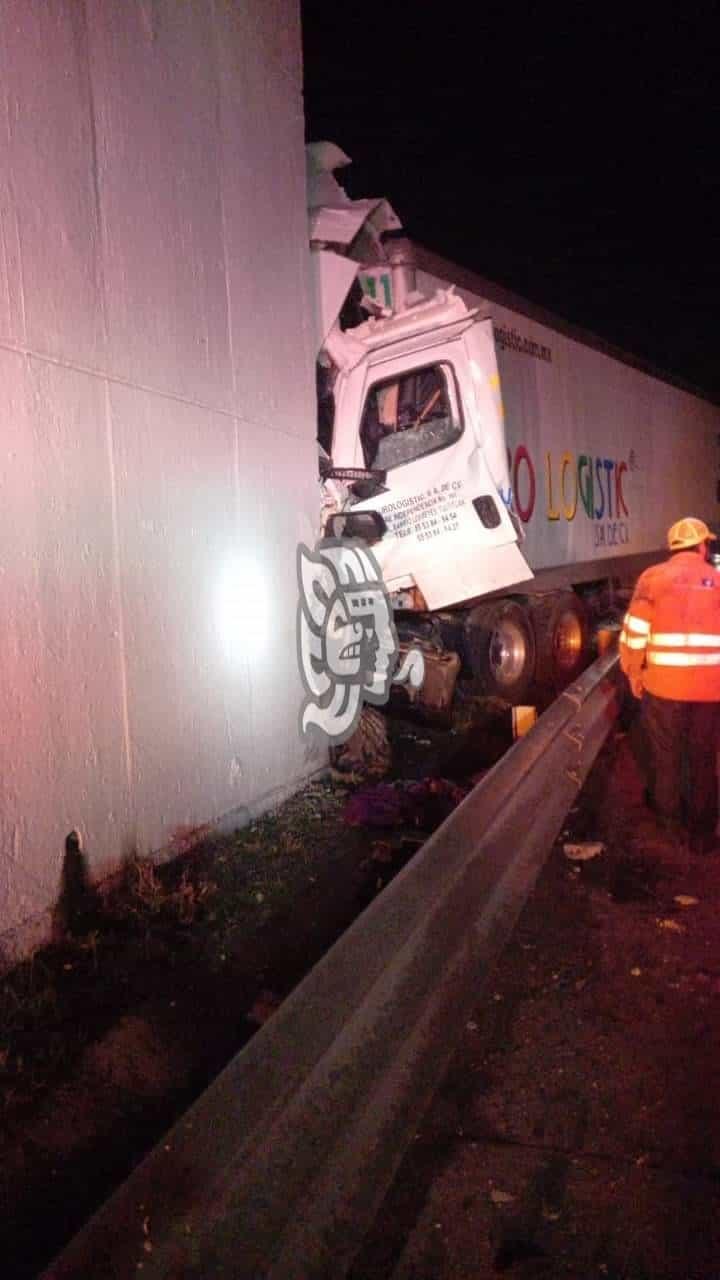 Tráiler se sale de la autopista Córdoba-Veracruz y choca contra puente, muere operador