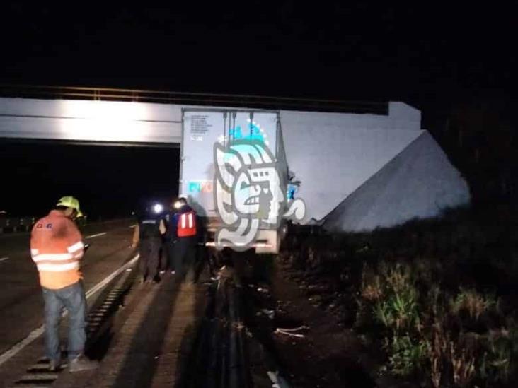 Tráiler se sale de la autopista Córdoba-Veracruz y choca contra puente, muere operador