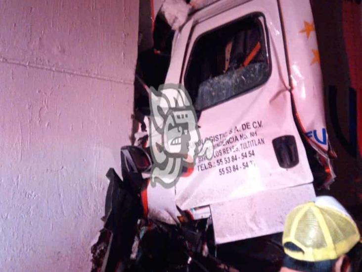 Tráiler se sale de la autopista Córdoba-Veracruz y choca contra puente, muere operador