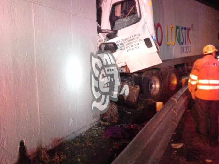 Tráiler se sale de la autopista Córdoba-Veracruz y choca contra puente, muere operador