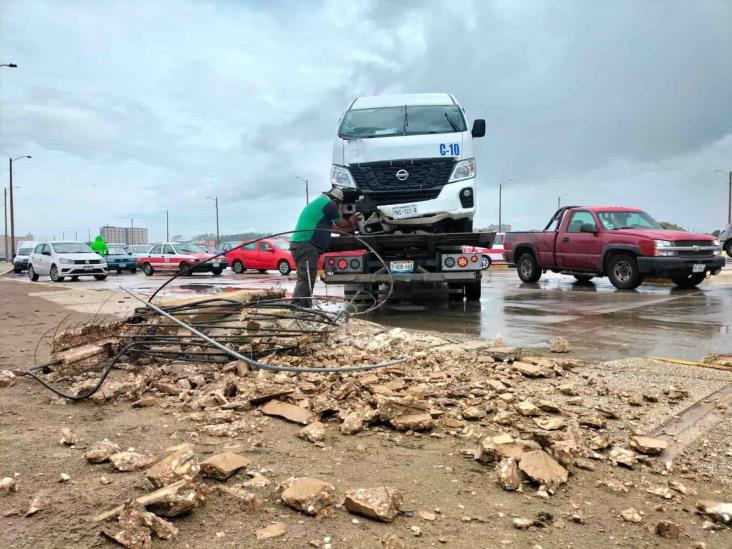 Camioneta, choca y derriba poste de alumbrado público en el Malecón(+Video)