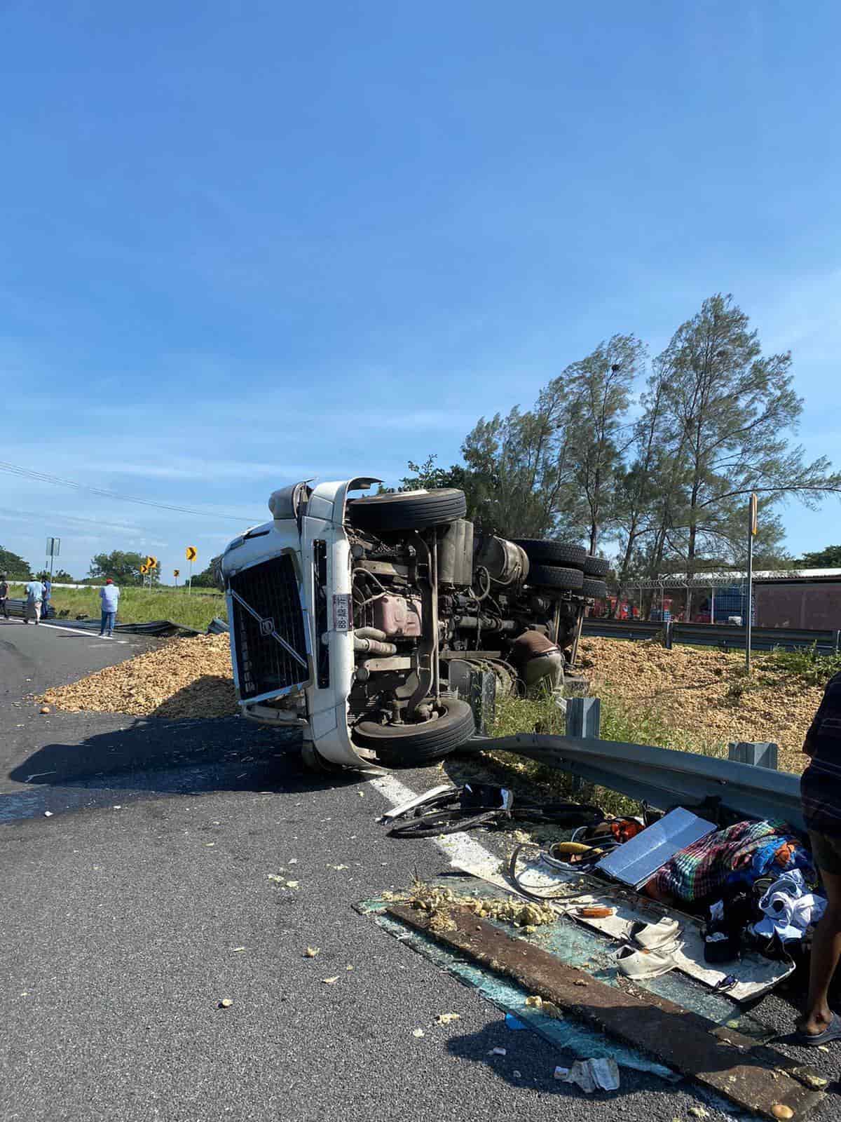 Vuelca tráiler cargado con cáscara de caña para cochinos en libramiento de Cardel