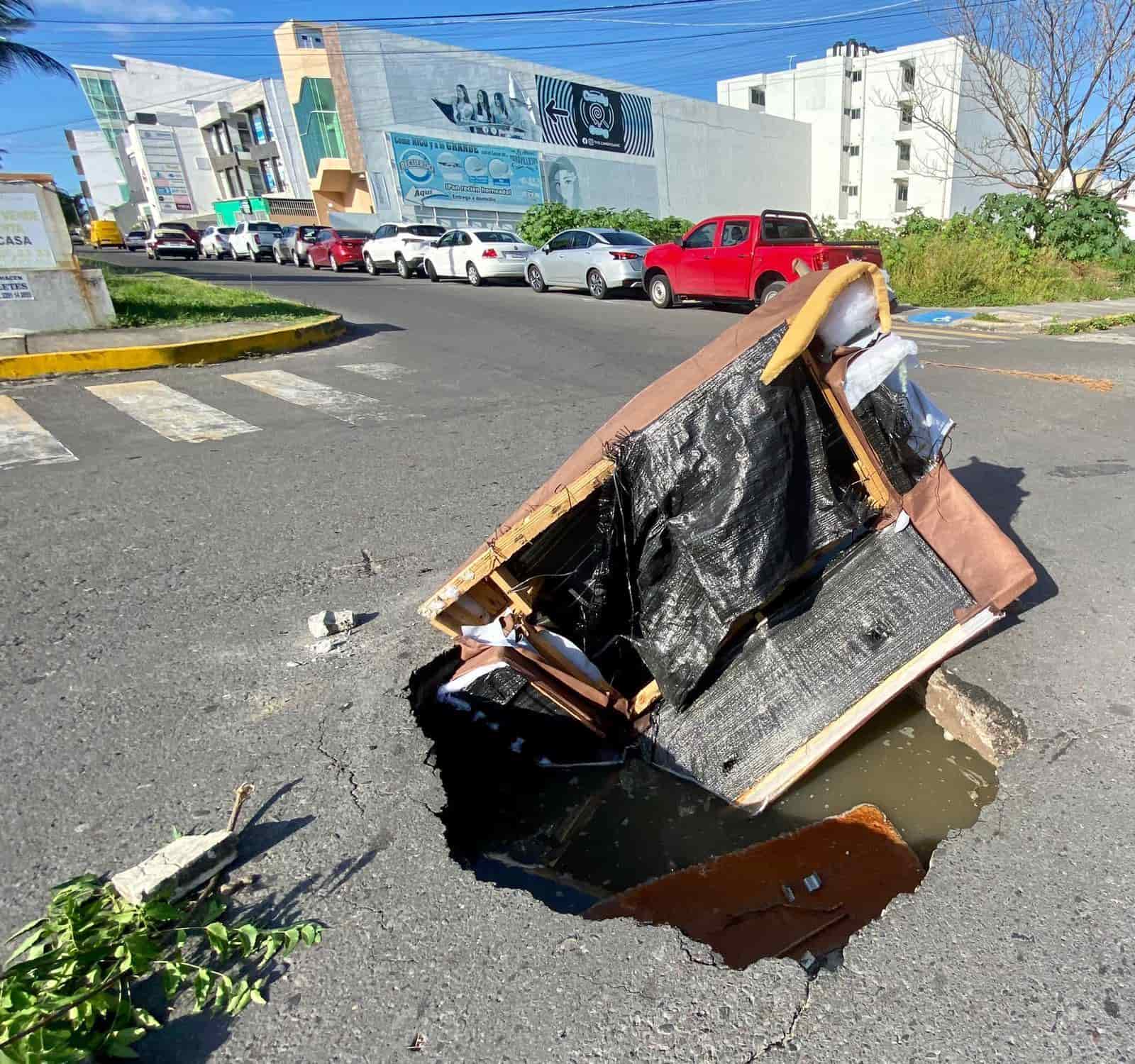 ¡Enorme socavón! Vecinos alertan con sillón de un hoyo en fraccionamiento de Boca