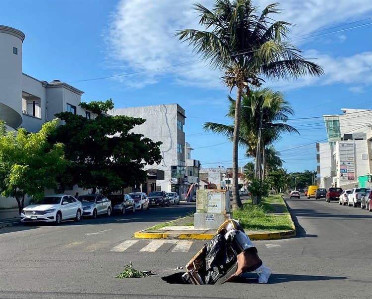 ¡Enorme socavón! Vecinos alertan con sillón de un hoyo en fraccionamiento de Boca