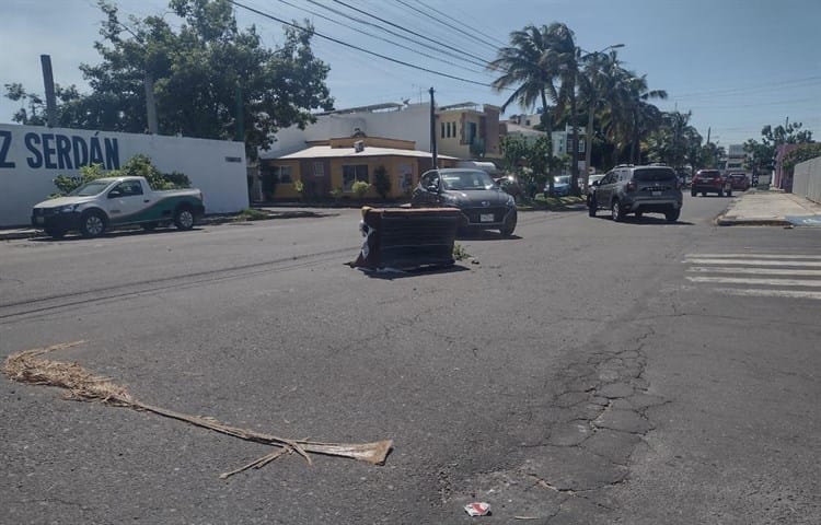 ¡Enorme socavón! Vecinos alertan con sillón de un hoyo en fraccionamiento de Boca