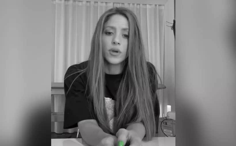 Shakira reaparece cantando Monotonía frente a la cámara