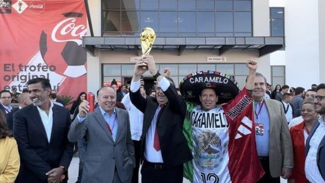 Marcelo Ebrard recibe la Copa Mundial de la FIFA Qatar 20-22 en el AIFA