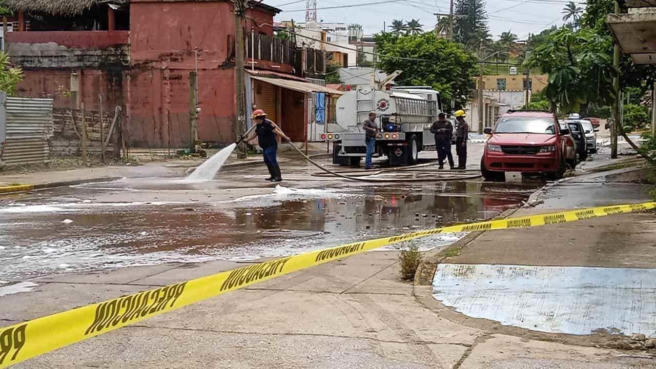 Por derrame de aceite cierran calles en la colonia Puerto México