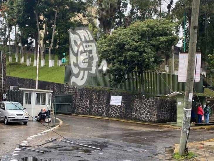 ¡A punto de caer! Poste pone en riesgo a vecinos del IMSS en Xalapa