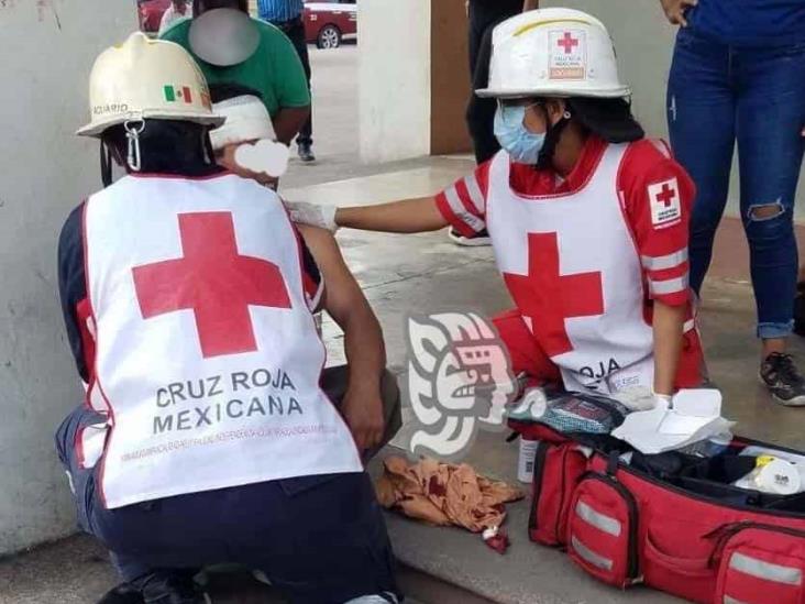 Atiende Cruz Roja en Misantla a hombre tras sufrir caída cerca del Mercado Municipal