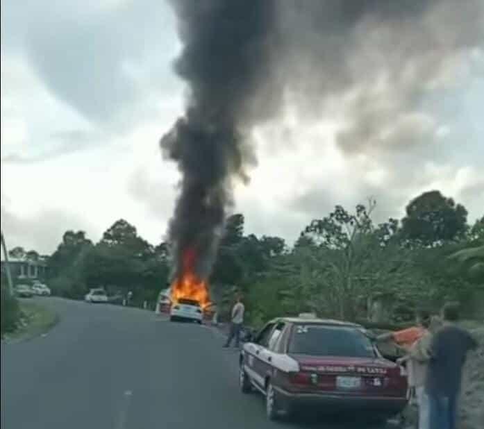 Se incendia auto en la carretera Tlaltetela – Xalapa