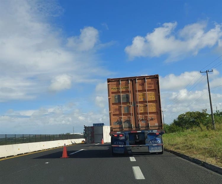 Vuelca tráiler en el libramiento Paso del Toro – Santa Fe, en Veracruz