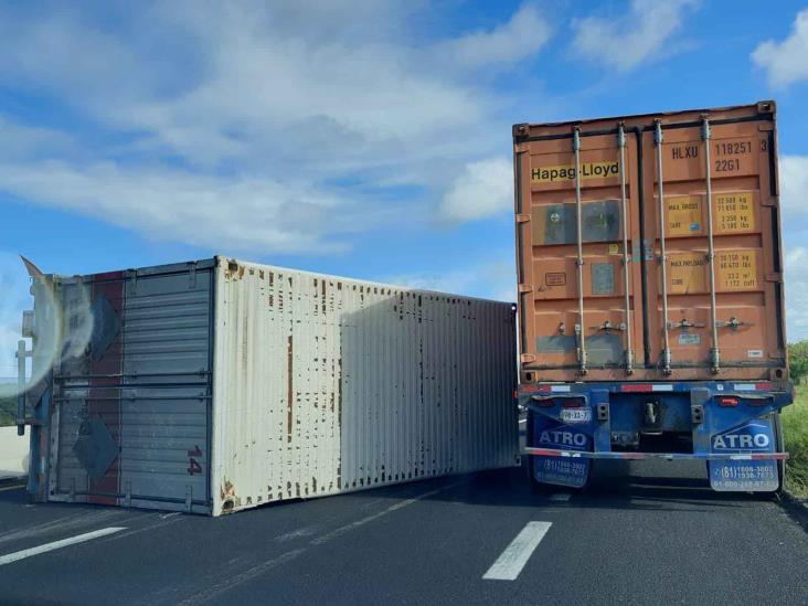 Vuelca tráiler en el libramiento Paso del Toro – Santa Fe, en Veracruz