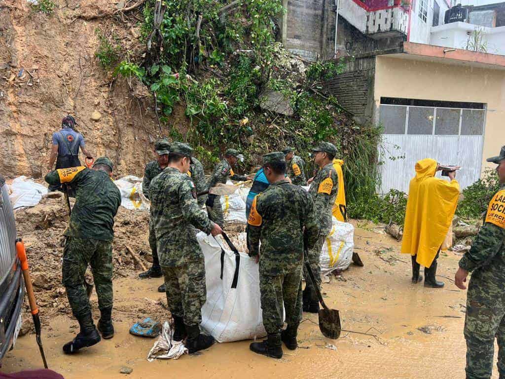 Elementos del Ejército Mexicano aplican el Plan DN-III-E en Nanchital