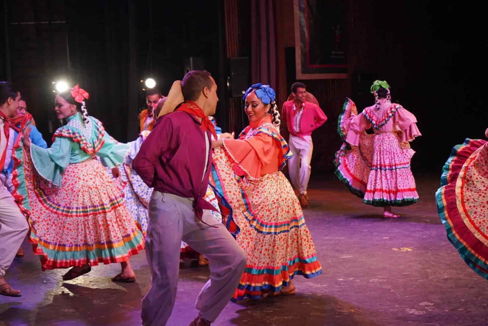 Xalapa: en Teatro del Estado, clausuran  Festival Folklórico Miguel Vélez Arceo