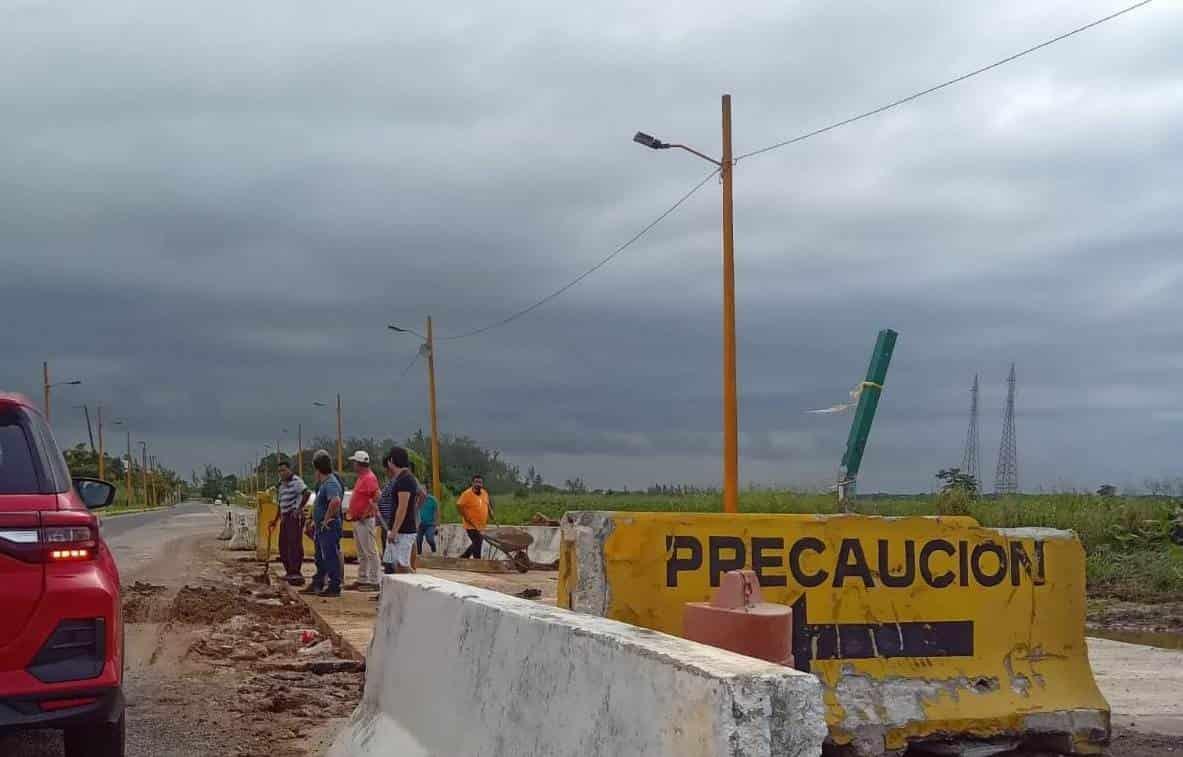 Taxistas bachean la carretera 4 carriles entre Nanchital y Mundo Nuevo