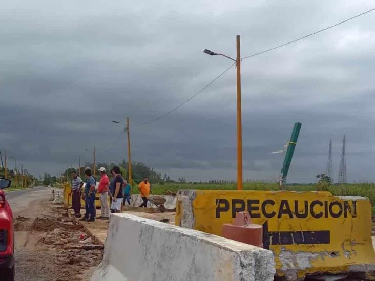 Taxistas bachean la carretera 4 carriles entre Nanchital y Mundo Nuevo