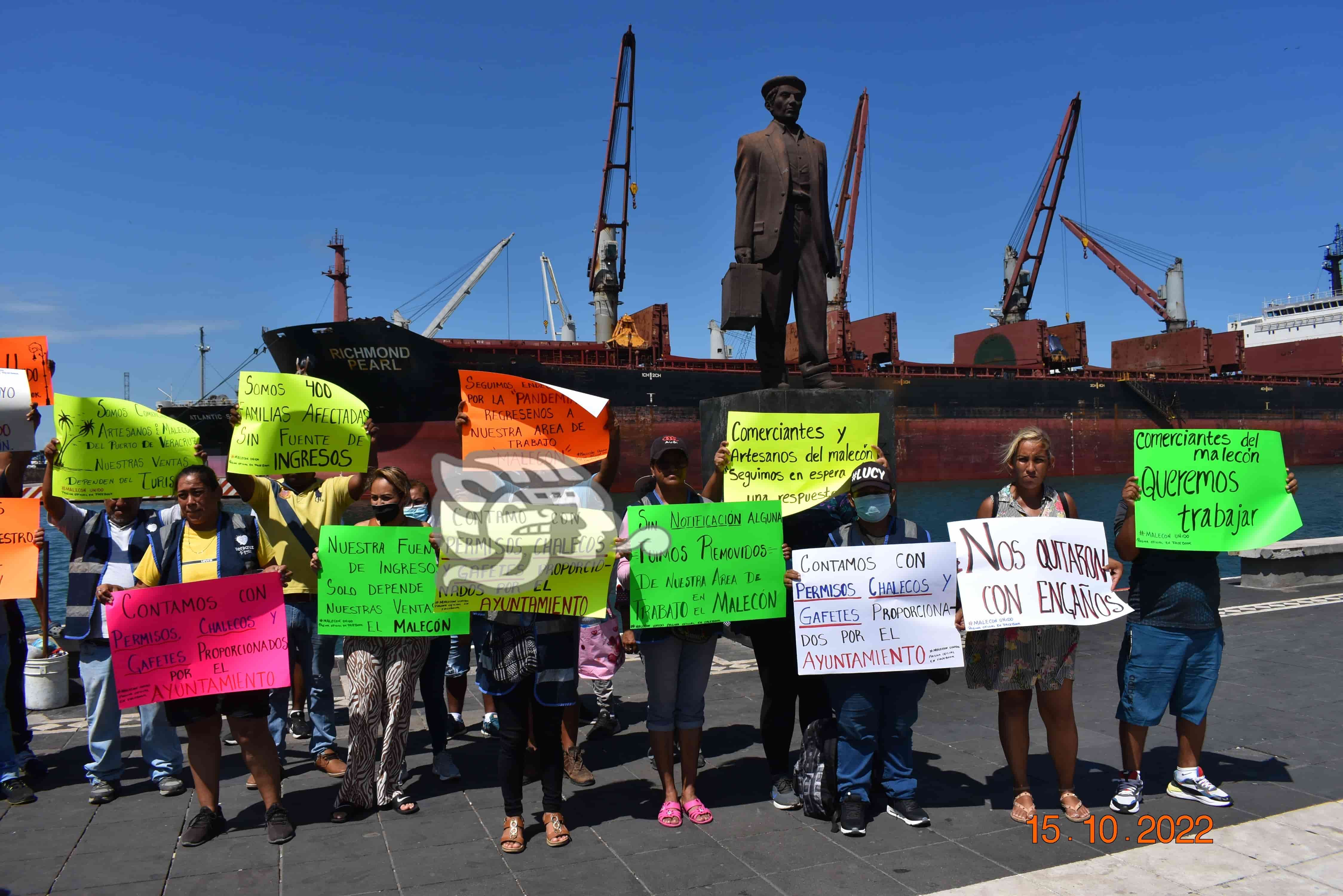 Ambulantes retirados del Malecón de Veracruz buscan por vía legal regresar a vender