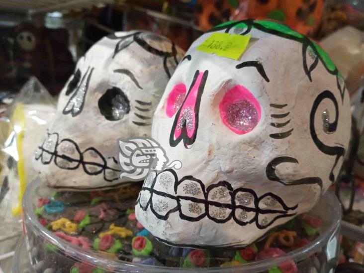 ¡Conservan tradición! Catrinas, cempasúchil y calaveritas adornan mercados de Xalapa