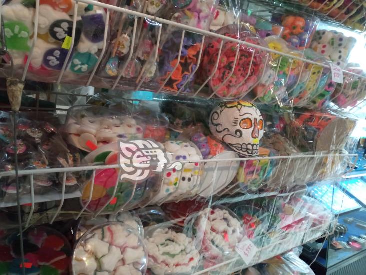 ¡Conservan tradición! Catrinas, cempasúchil y calaveritas adornan mercados de Xalapa