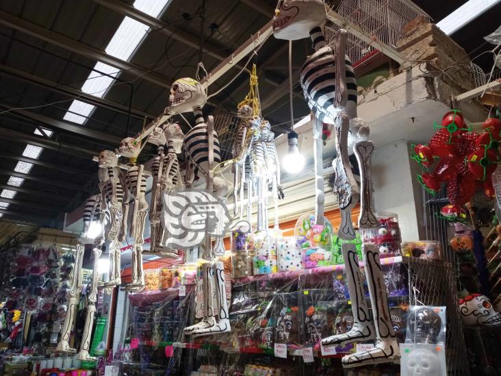 ¡Conservan tradición! Catrinas, cempasúchil y calaveritas adornan mercados de Xalapa