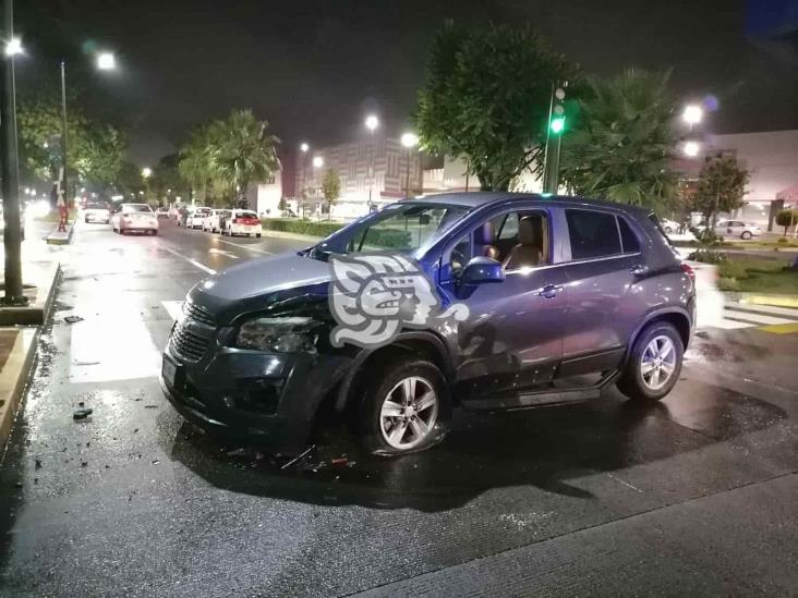 Camioneta pierde el control y derriba semáforo en Orizaba, no hubo lesionados