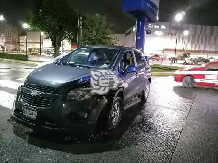 Camioneta pierde el control y derriba semáforo en Orizaba, no hubo lesionados