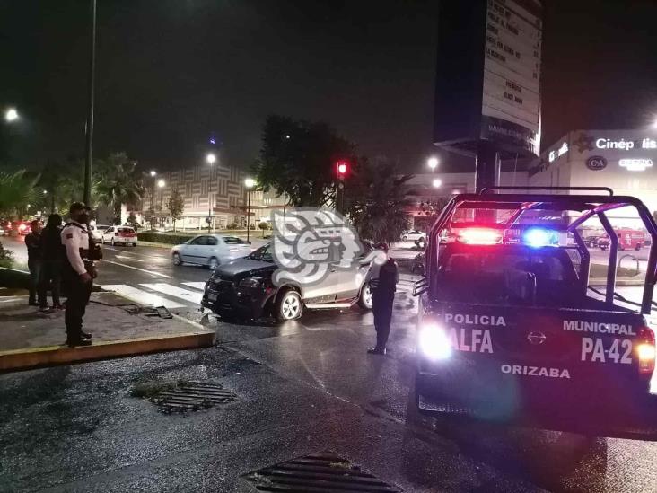 Camioneta pierde el control y derriba semáforo en Orizaba, no hubo lesionados