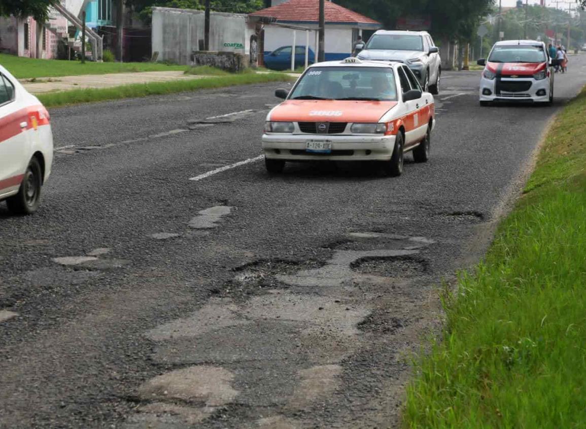 Enormes cráteres a lo largo de la avenida Universidad