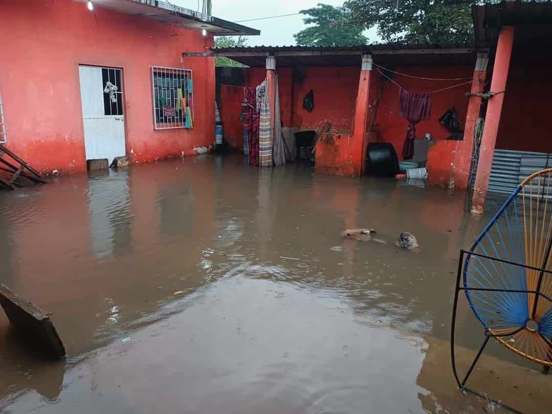 Familias de Tres Valles afectados por inundaciones tras lluvias por tormenta Karl