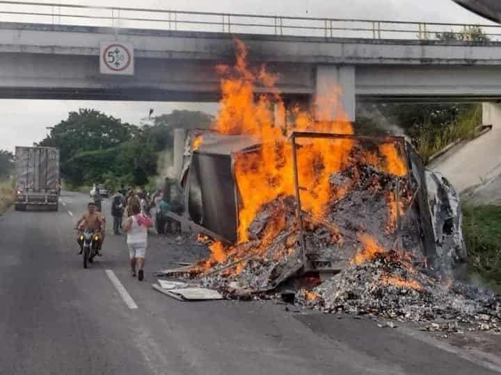 Asaltan y calcinan tráiler en la autopista Cosamaloapan- La Tinaja