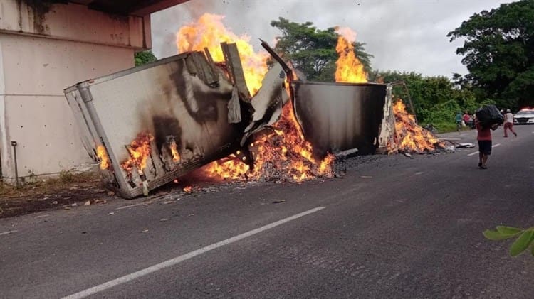 Asaltan y calcinan tráiler en la autopista Cosamaloapan- La Tinaja