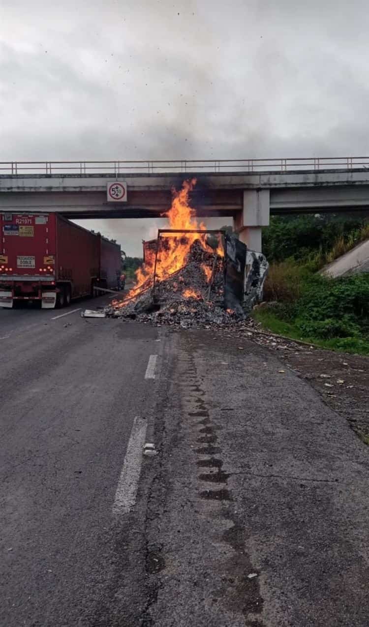 Asaltan y calcinan tráiler en la autopista Cosamaloapan- La Tinaja