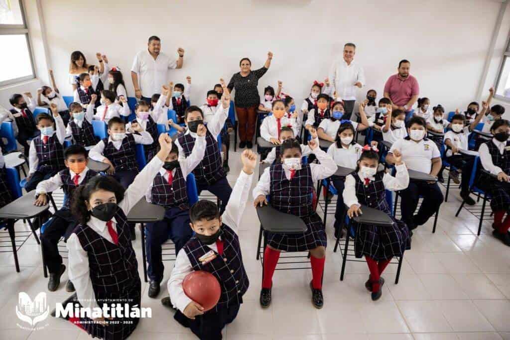 Inauguran aula en escuela primaria Cuitláhuac de Minatitlán