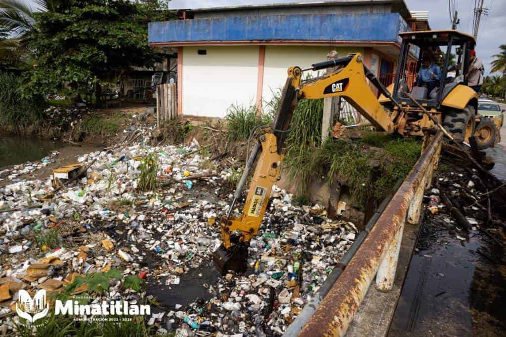 Realizan limpieza de canales en Minatitlán