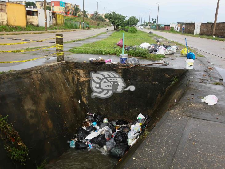 Basura taponea canal en la avenida Jirafas(+Video)