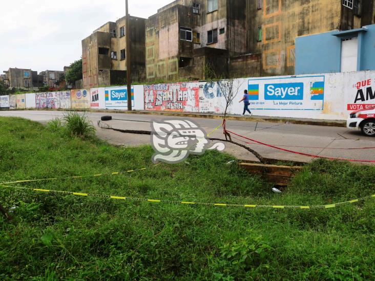 Basura taponea canal en la avenida Jirafas(+Video)