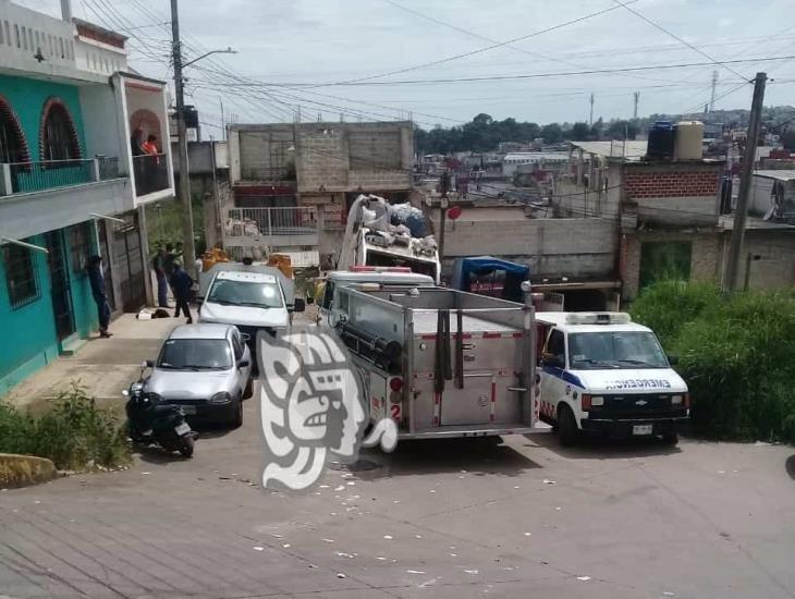 ¡De reversa! Camión de limpia pública impacta a gasero en Xalapa